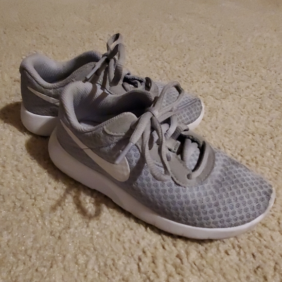 nike tanjun grey kids